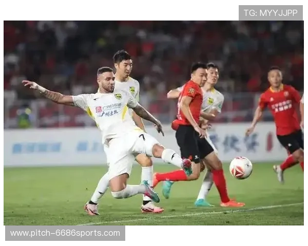 足球场上打人引发争议 这位球星为何突然动手成焦点