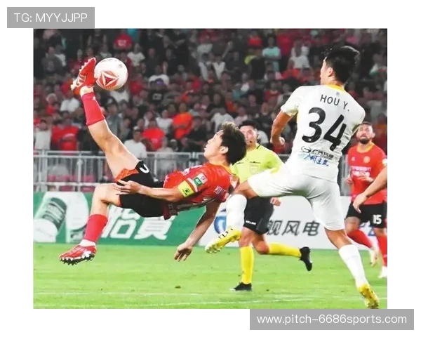 足球明星射门瞬间定格精彩时刻展现力量与技巧的完美融合